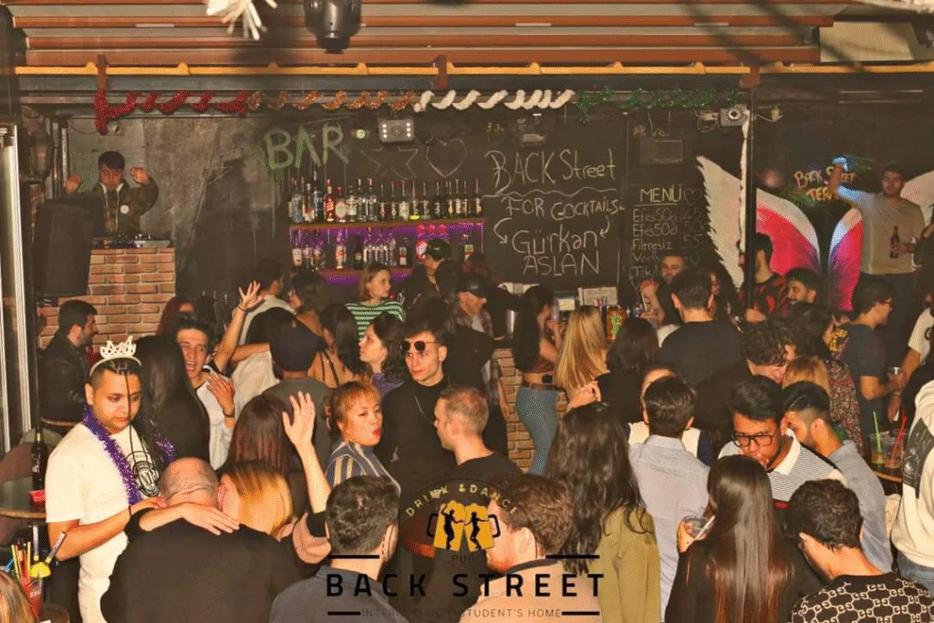 Best Nightclubs in Istanbul 🕺🎶 Back Street Club & Rooftop Bar