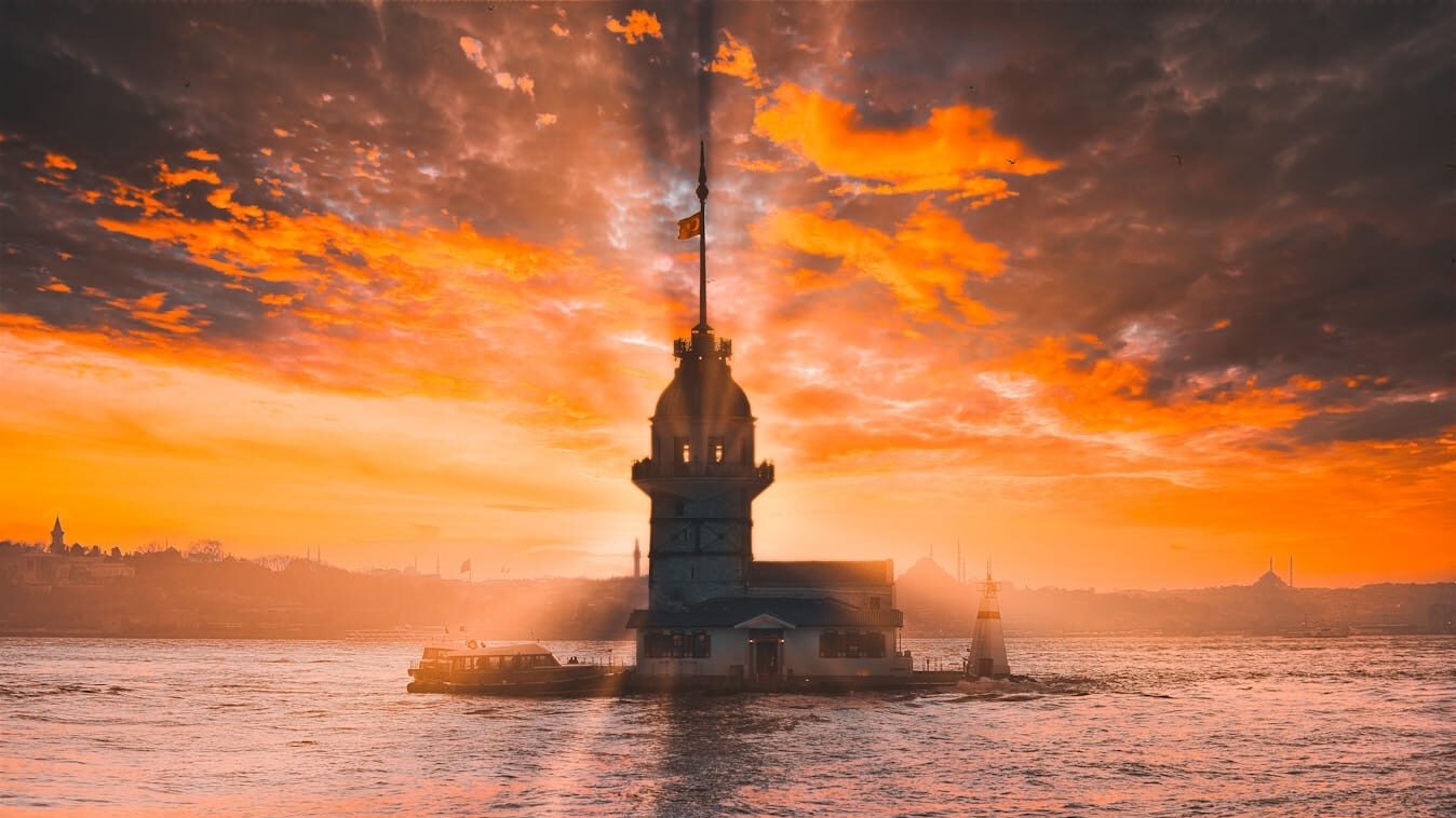 Maiden's Tower (Üsküdar): Istanbul's Most Romantic Landmark - a lighthouse in the middle of a body of water