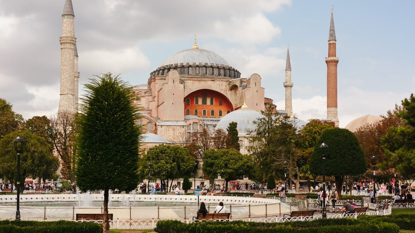 e grousst Gebai mat Tierm an Kuppelen mat der Hagia Sophia am Hannergrond