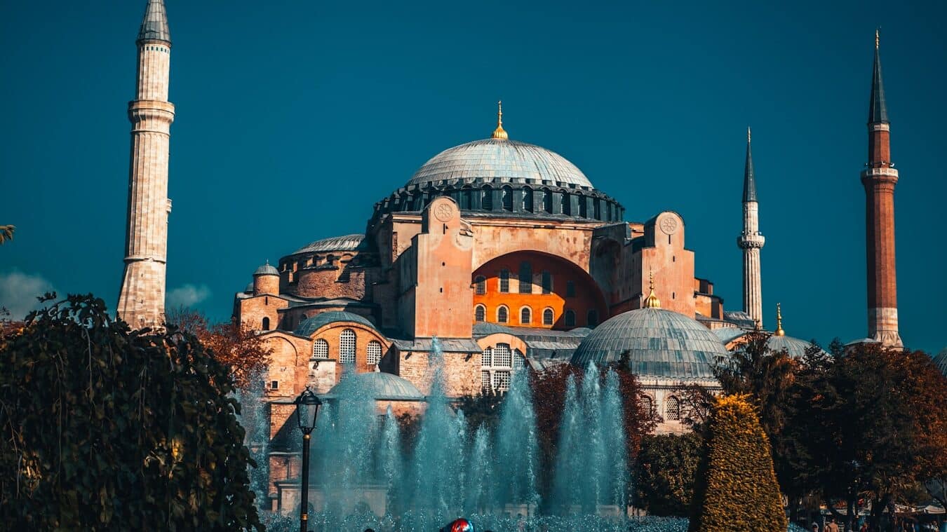 Hagia Sophia - brongt Betongebai ënner bloen Himmel am Dag