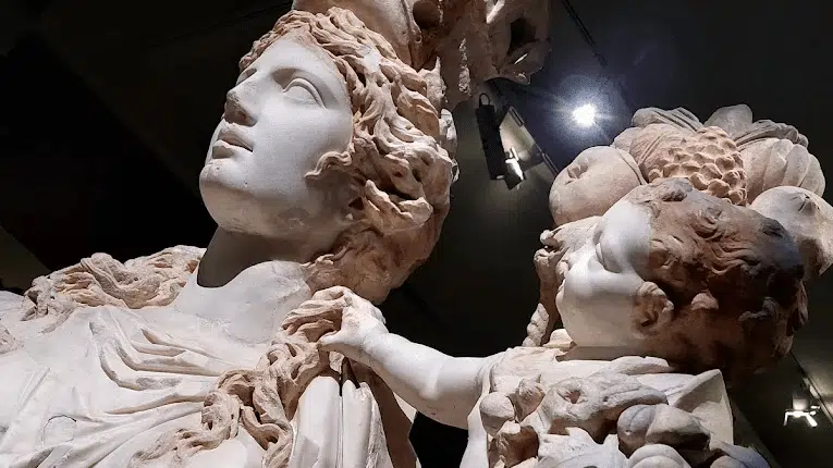 Istanbul Archaeological Museums 🏛️ A statue inside the Istanbul Archaeological Museums.