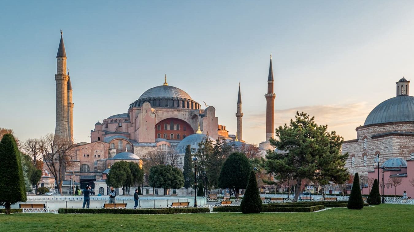 Hagia Sophia Museum - brown kongiri chivakwa pasi pedenga rebhuruu panguva yemasikati