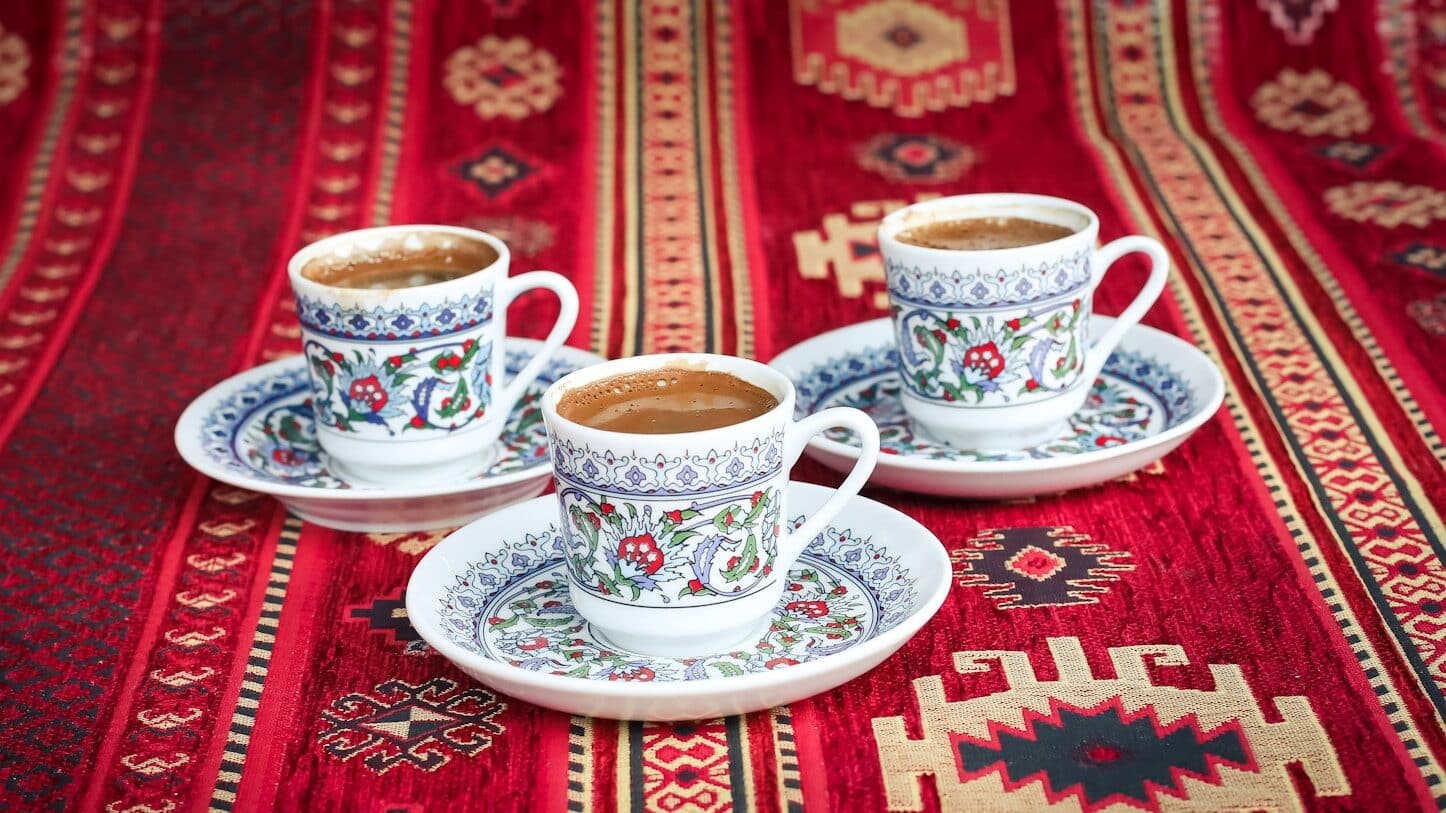 Nzira Yokubika Kofi yeTurkey? (Nzira Iri Nyore) matatu multicolored maruva ceramic turkish makapu nemasosa