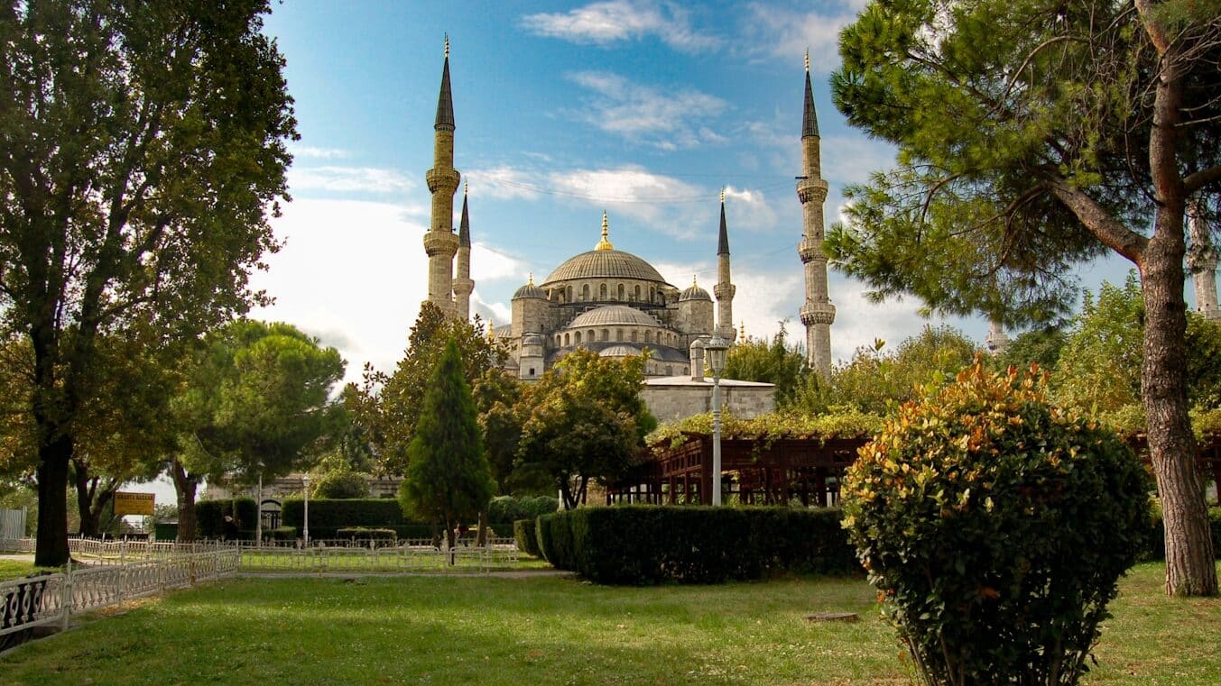 Sultanahmet Camii - brown and white concrete building