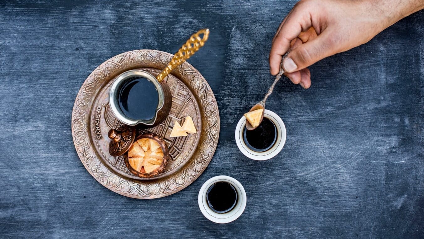 Nzira Yokubika Kofi yeTurkey? (Nzira Iri Nyore) brown uye chena ceramic ndiro ine dema ceramic Turkish coffee cup