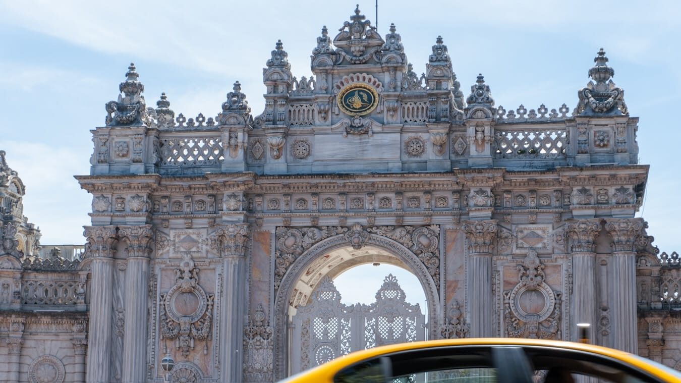 A police car parked in front of a building
