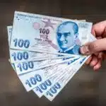 person holding 200 mexican peso
