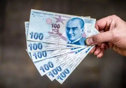 person holding 200 mexican peso