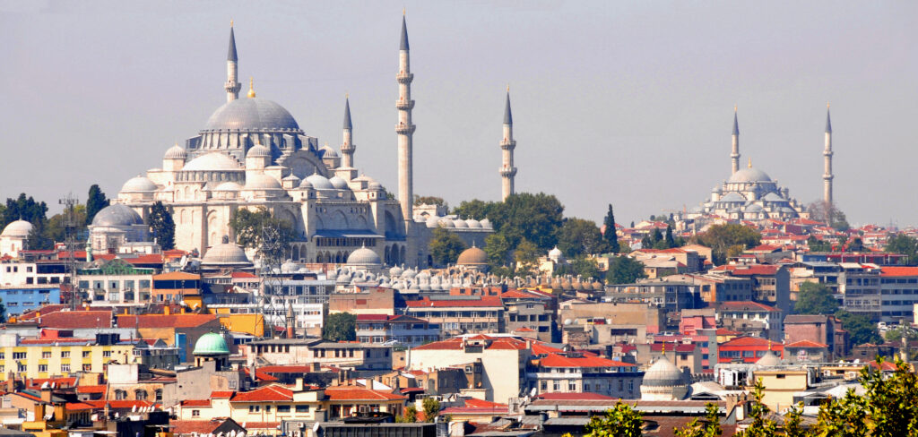 Money & Currency in Istanbul: Cash, Cards, and Exchange Tips for Travelers Istanbul skyline and currency concept