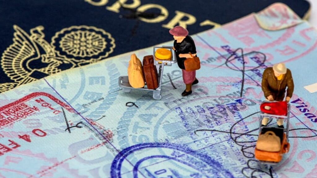 Istanbul Visa Guide: Do You Need a Visa for Istanbul? 2 men in yellow and black suit action figures
