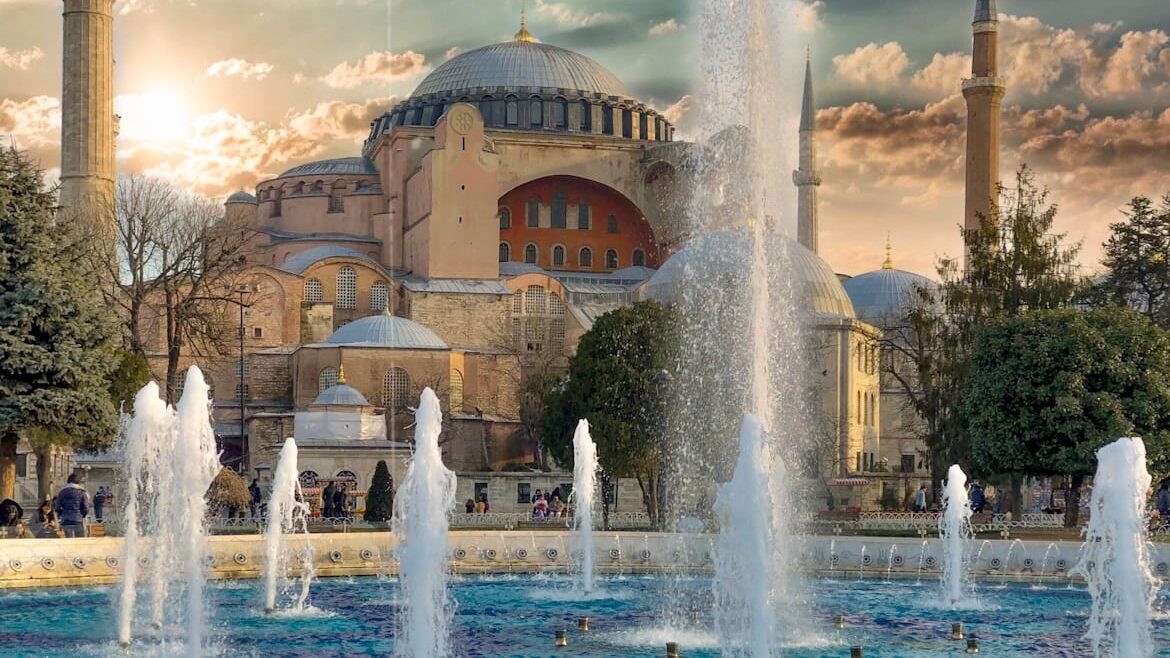 10 interessant Fakten iwwer d'Hagia Sophia Sprangbur virum brongen Betongebai ënner bewölkten Himmel am Dag