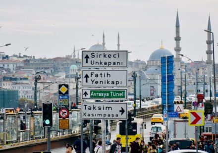 a busy city street filled with lots of traffic