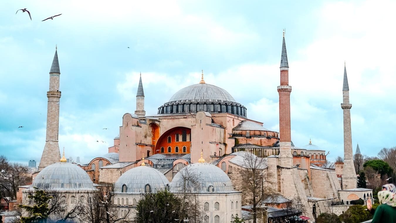 10 interessant Fakten iwwer d'Hagia Sophia e grousst Gebai mat ville Spëtzten drop